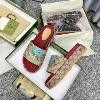 Gucci Screener Multicolor Rojo bordado motivo tigre y pavo real GG Monogram correa lona mulas