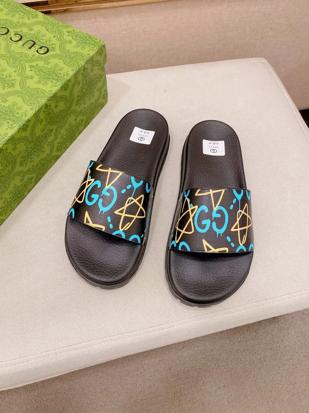 Gucci Screener Printed GG Graffiti Sandálias Deslizantes 3