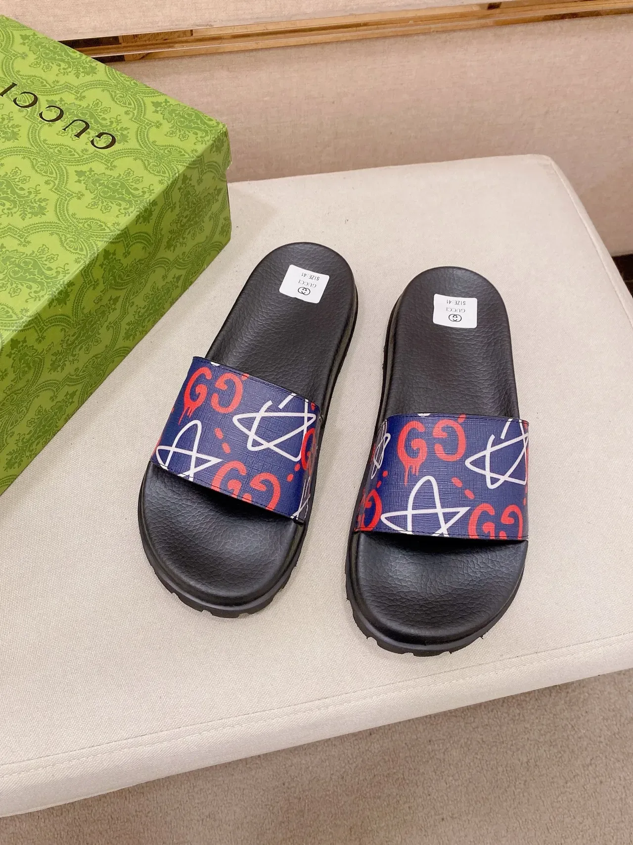 Gucci Screener Printed GG Graffiti Sandálias Deslizantes 6