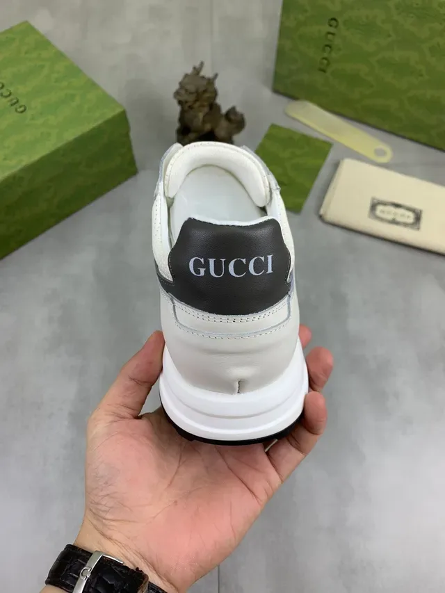 Gucci Screener Tênis Lifestyle Brancos e Pretos Perfurados 3