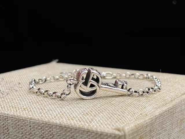Gucci Silver Red Chain Key-Shaped Pendant Bracelet 4
