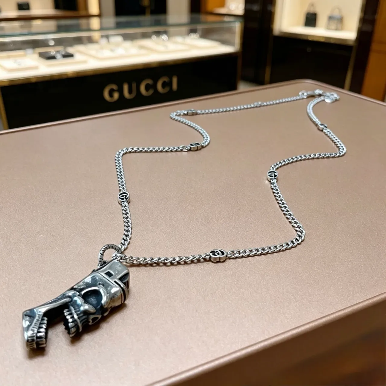 Gucci جمجمة ومسدس قلادة سلسلة فضية 2