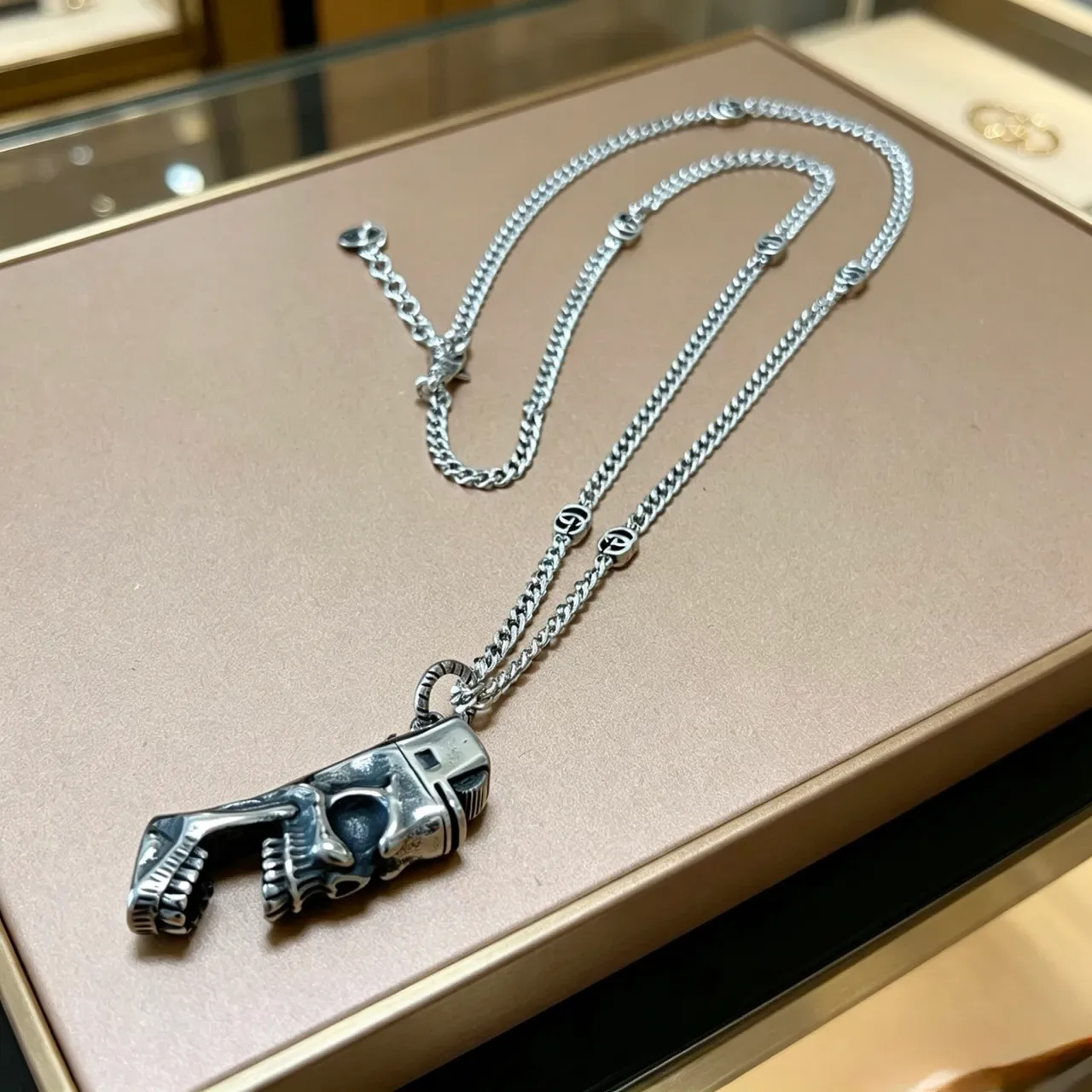 Gucci جمجمة ومسدس قلادة سلسلة فضية 4