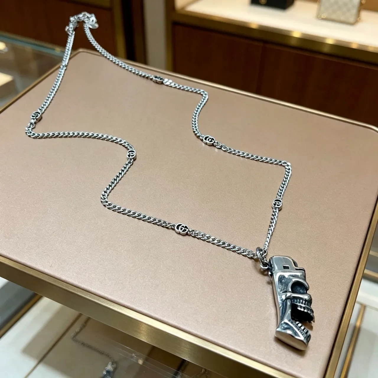 Gucci جمجمة ومسدس قلادة سلسلة فضية 7