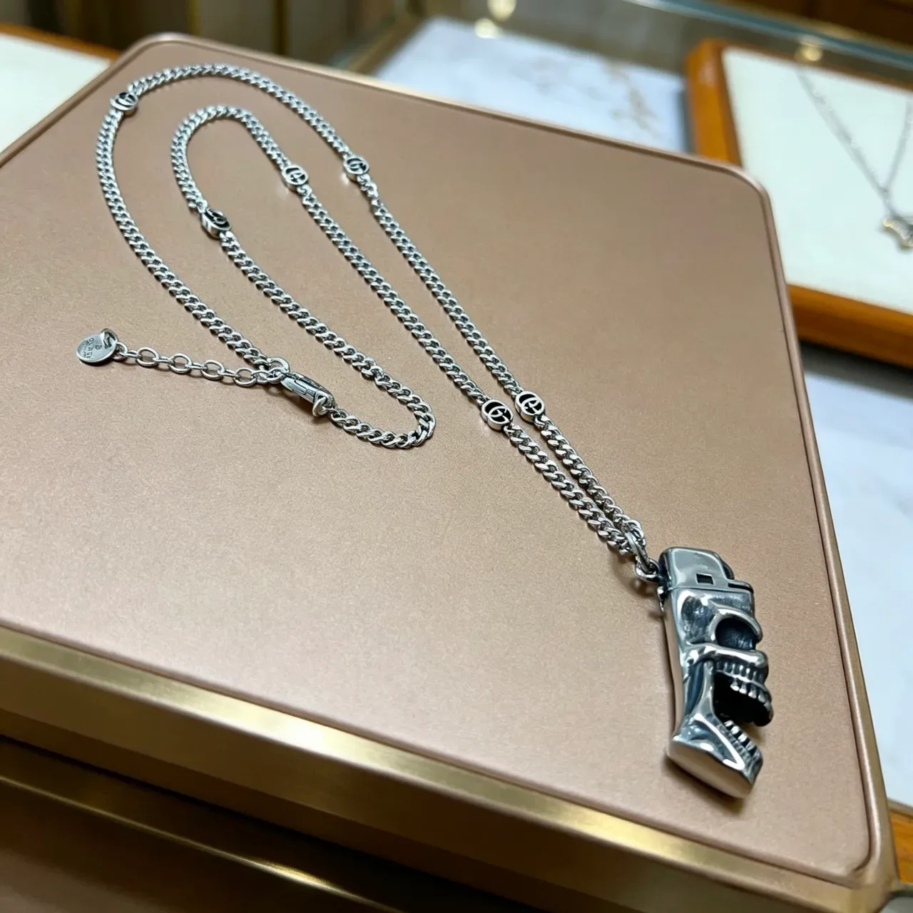 Gucci جمجمة ومسدس قلادة سلسلة فضية 9