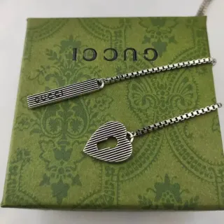 Colliers Gucci avec pendentifs cœur et barre rayés et côtelés