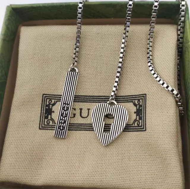 Colares Gucci com pingentes de coração e barra listrados e acanalados 3