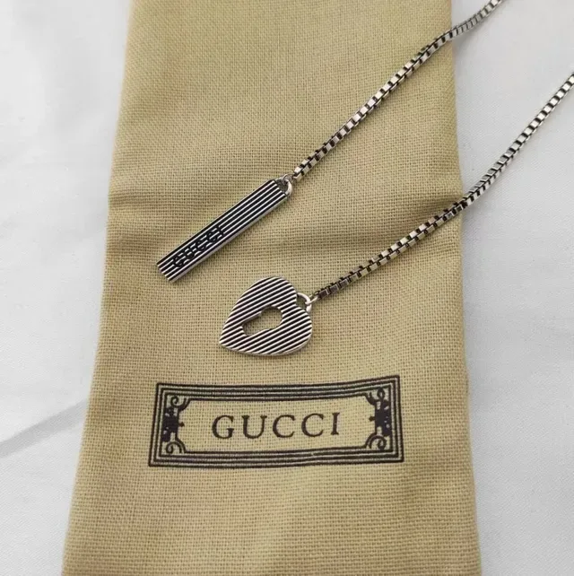 Colares Gucci com pingentes de coração e barra listrados e acanalados 5