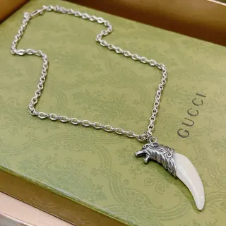 Gucci Collier avec pendentif tête de loup et croc