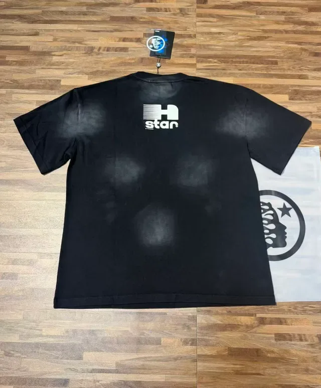 Camiseta gráfica Hellstar H Star preta desgastada 7
