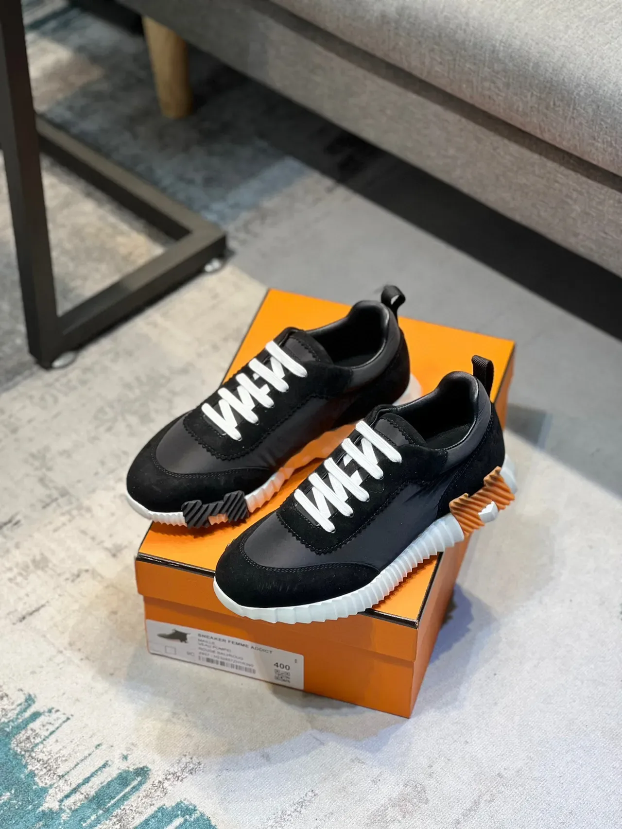 Hermès Sneakers Negro Naranja con Ante y Nylon Cordones Blancos Estilo Lifestyle 2