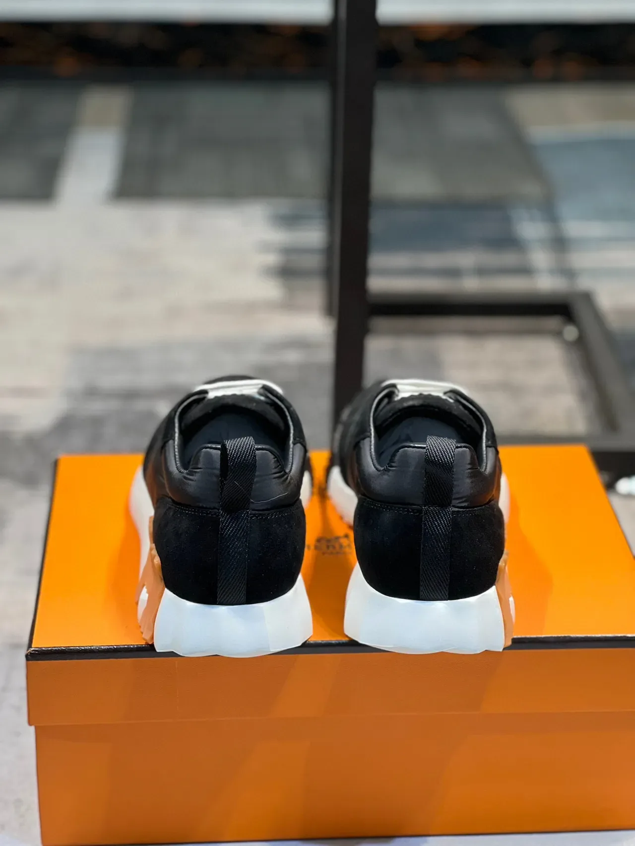 Hermès Sneakers Negro Naranja con Ante y Nylon Cordones Blancos Estilo Lifestyle 3