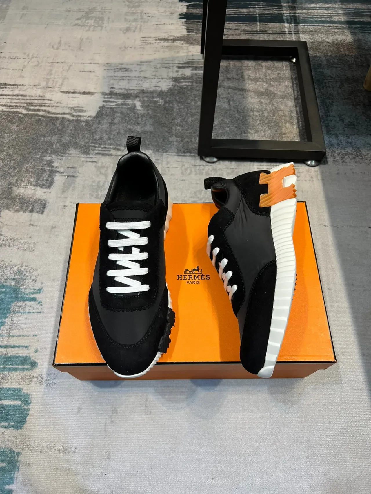 Hermès Sneakers Negro Naranja con Ante y Nylon Cordones Blancos Estilo Lifestyle 5