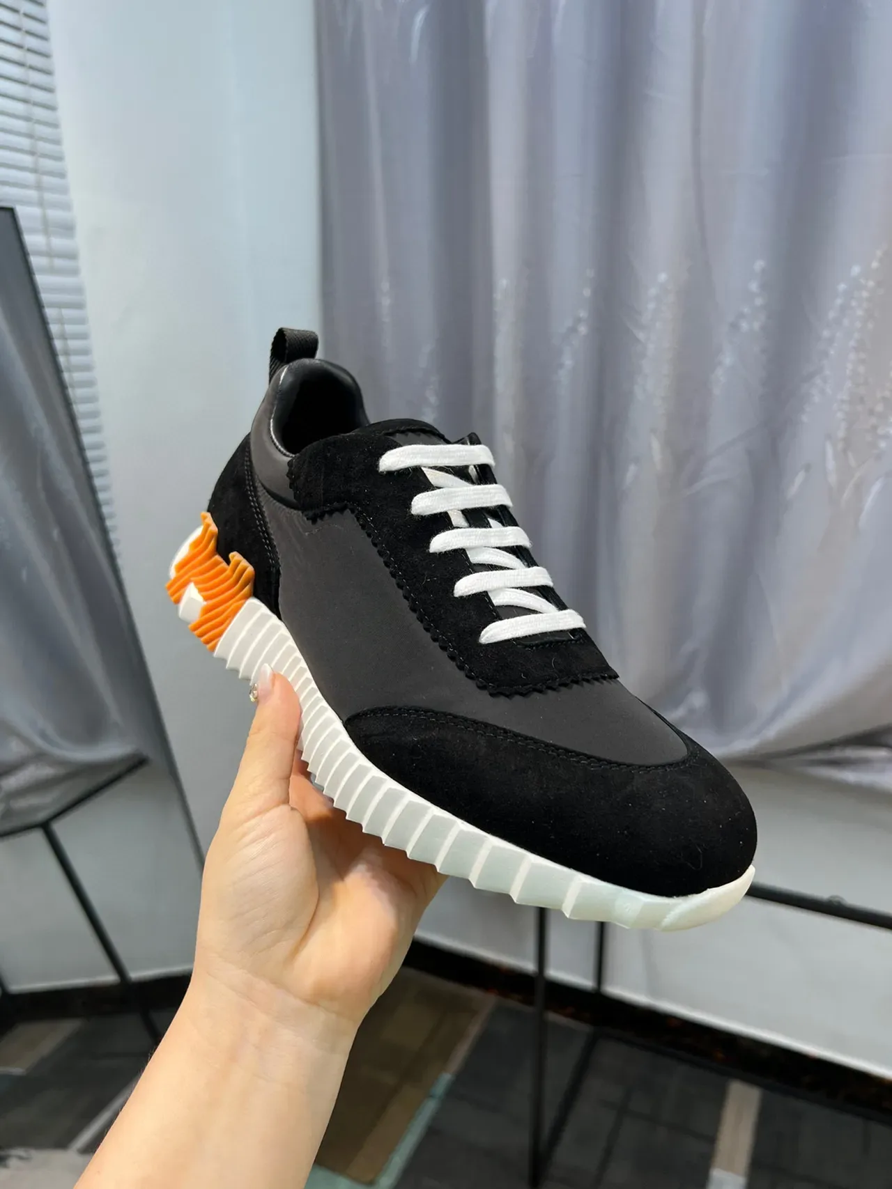 Hermès Sneakers Negro Naranja con Ante y Nylon Cordones Blancos Estilo Lifestyle 7