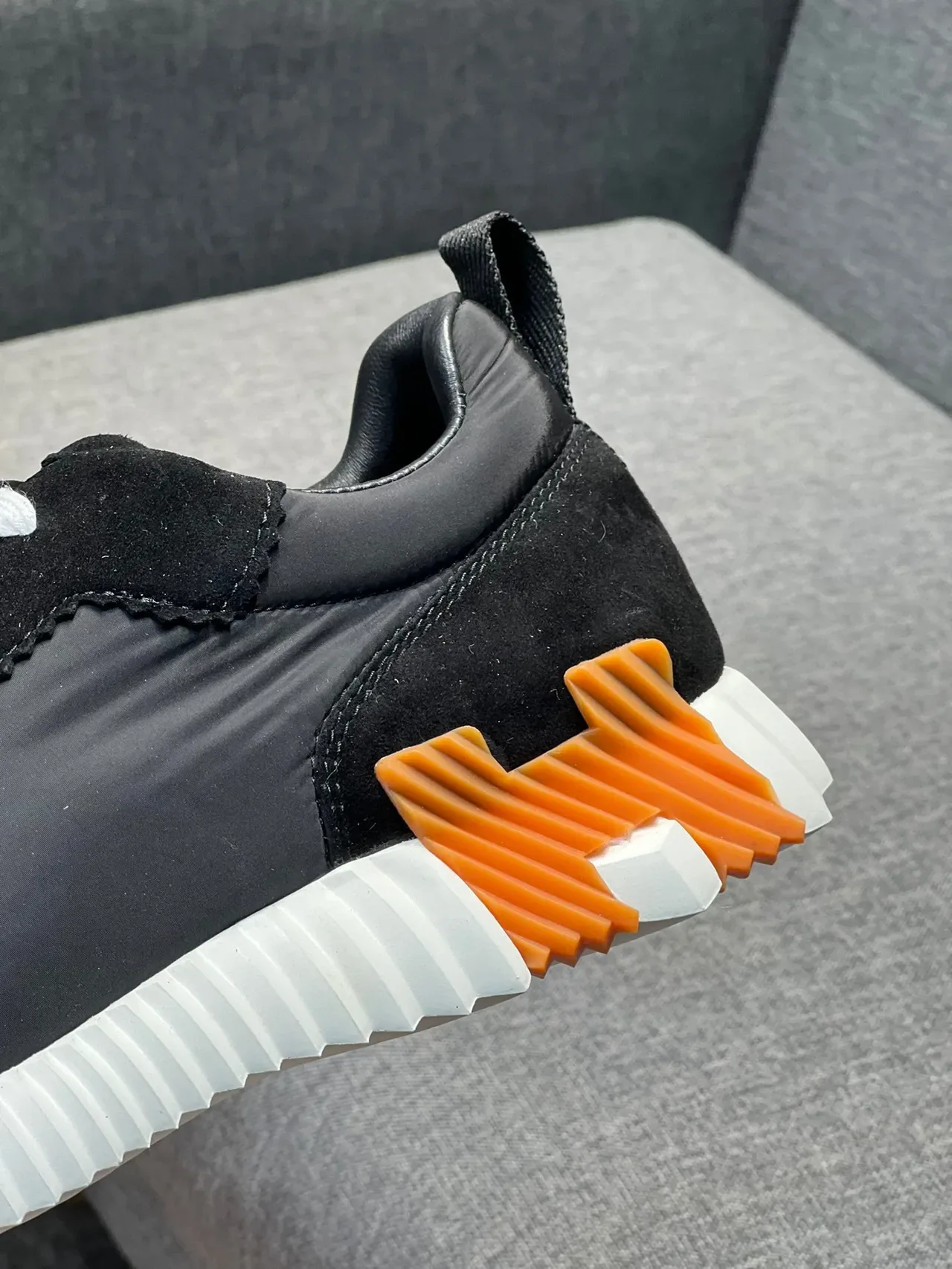 Hermès Sneakers Negro Naranja con Ante y Nylon Cordones Blancos Estilo Lifestyle 8