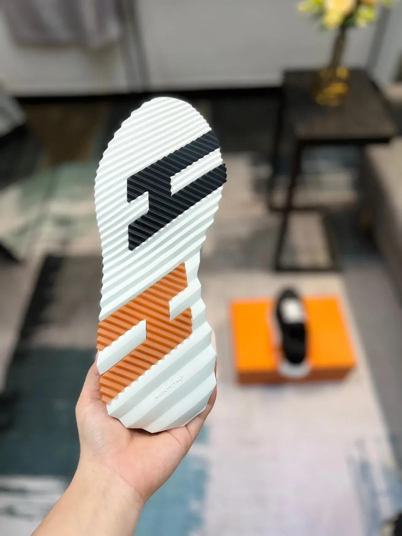 Hermès Sneakers Negro Naranja con Ante y Nylon Cordones Blancos Estilo Lifestyle 9
