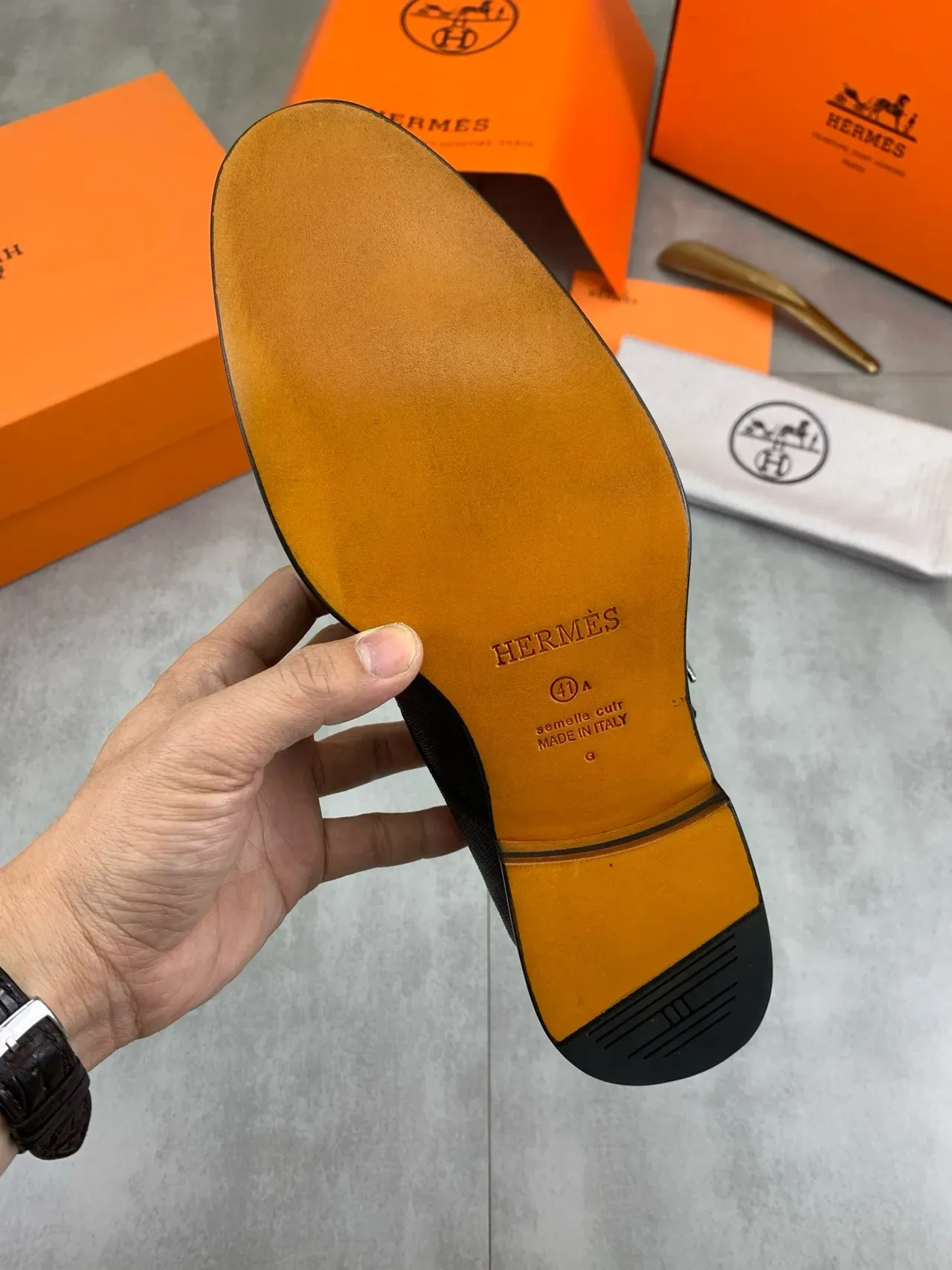 Hermès কালো টেক্সচার্ড চামড়া H-Buckle মঙ্ক জুতো 3