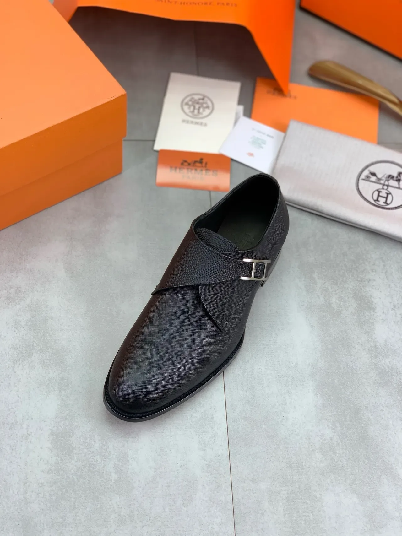 Hermès কালো টেক্সচার্ড চামড়া H-Buckle মঙ্ক জুতো 4