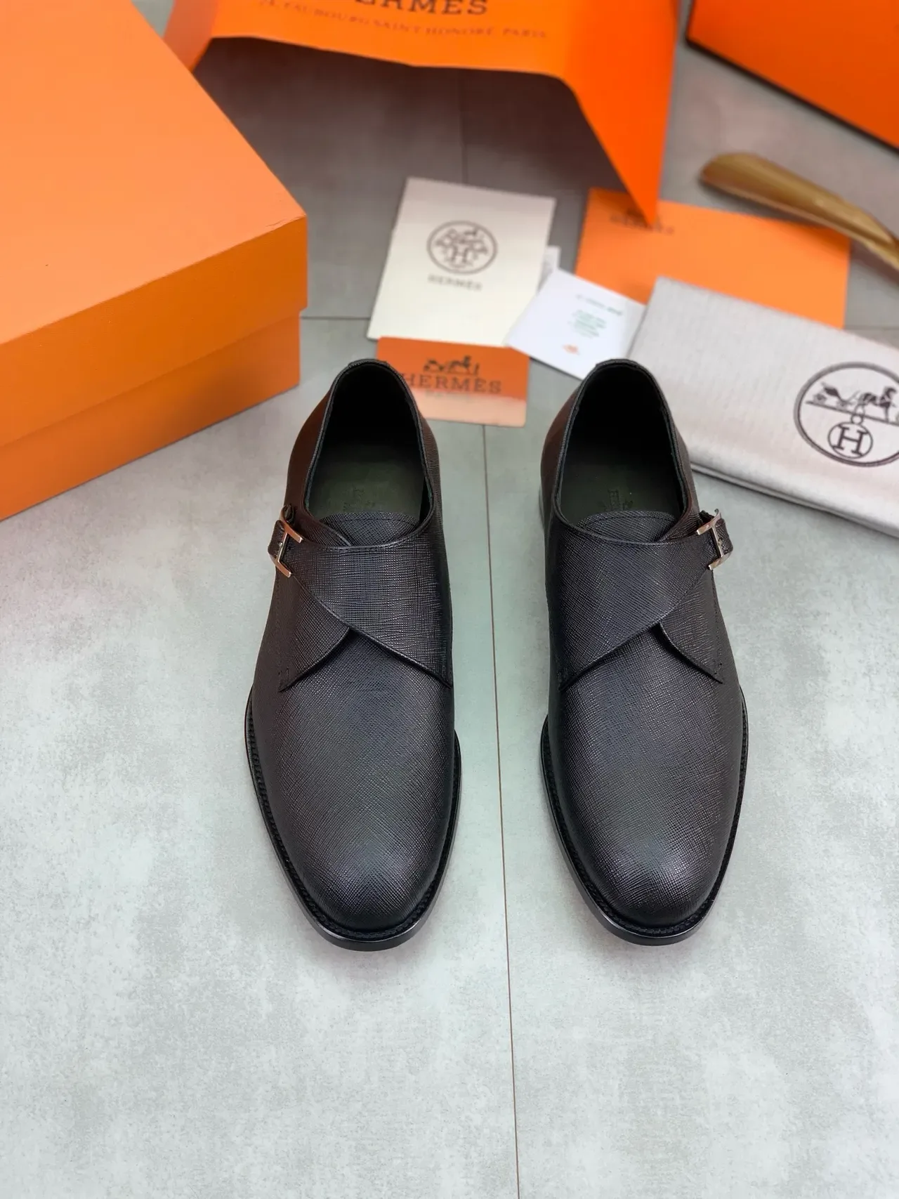 Hermès কালো টেক্সচার্ড চামড়া H-Buckle মঙ্ক জুতো 5