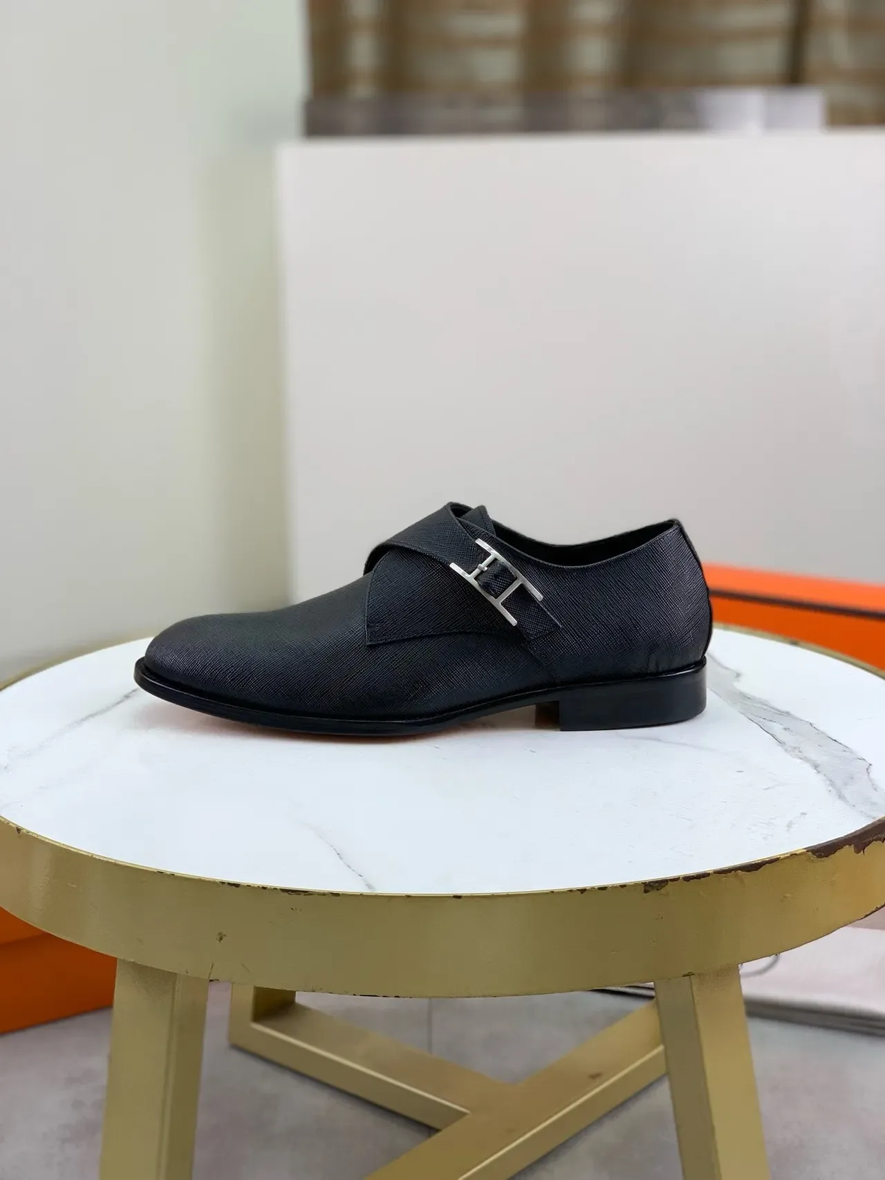 Hermès কালো টেক্সচার্ড চামড়া H-Buckle মঙ্ক জুতো 6