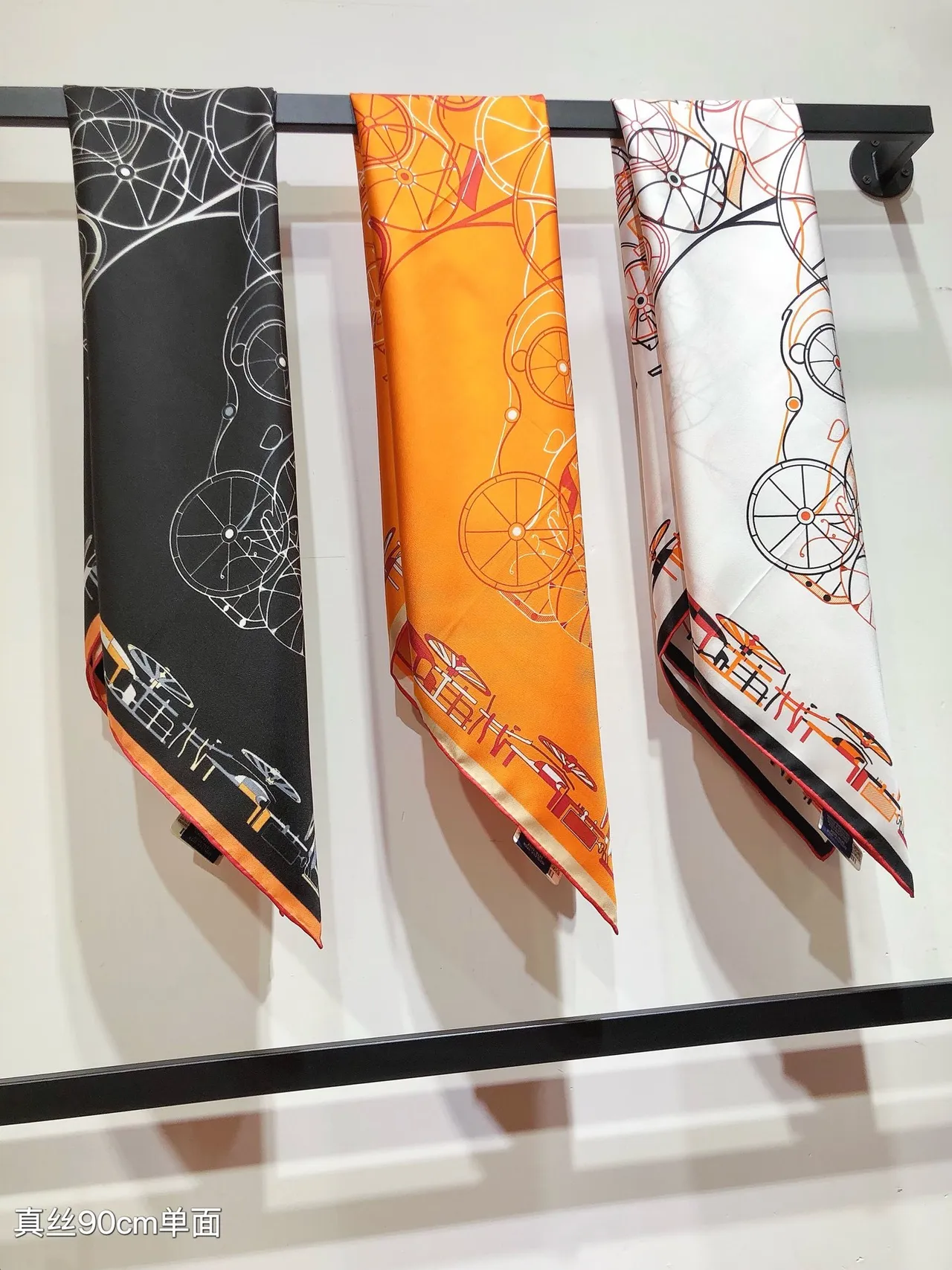 Hermès Carré কমলা লাল বর্গাকার অশ্বসেবী প্রিন্ট রেশম স্কার্ফ 4