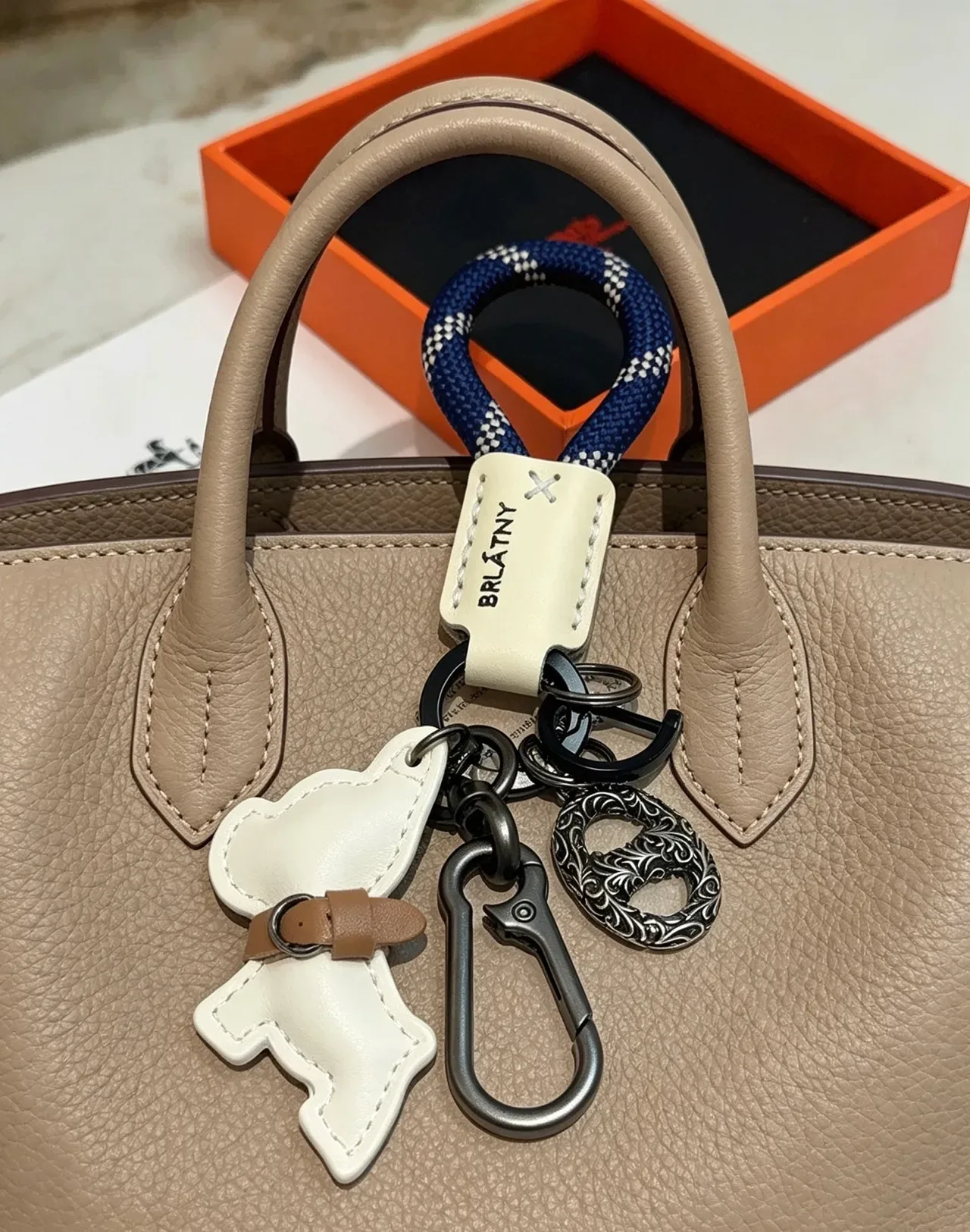 مفتاح سلسلة Hermès Dog Charm الكلب أبيض بحري جلد حلقة حبل حقيبة يد 6