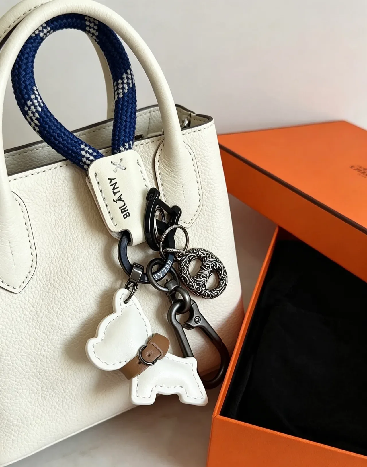 مفتاح سلسلة Hermès Dog Charm الكلب أبيض بحري جلد حلقة حبل حقيبة يد 9