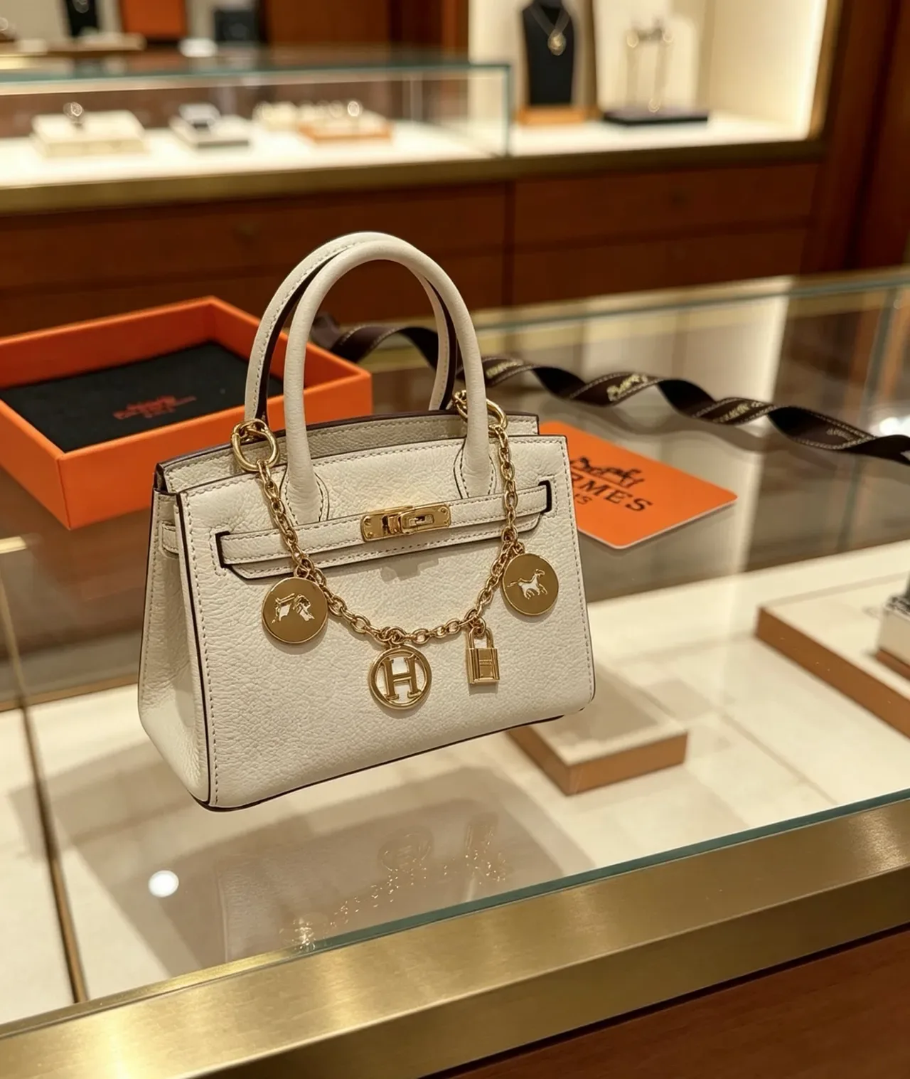 Pulseira Hermès Corrente de Ouro com Quatro Charms Circulares 9