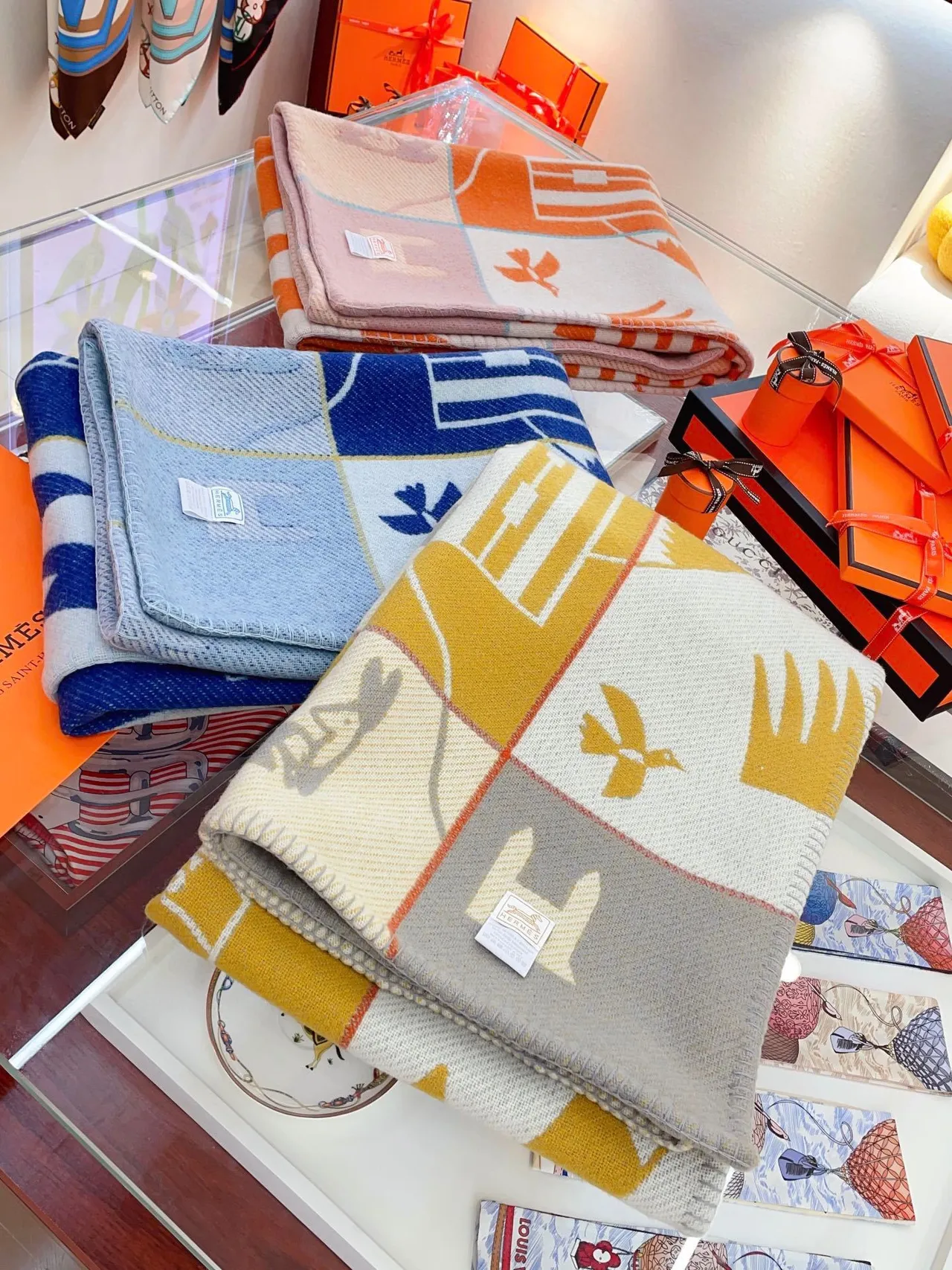 Hermès Chal Patchwork Gráfico Azul Marino y Crema 3