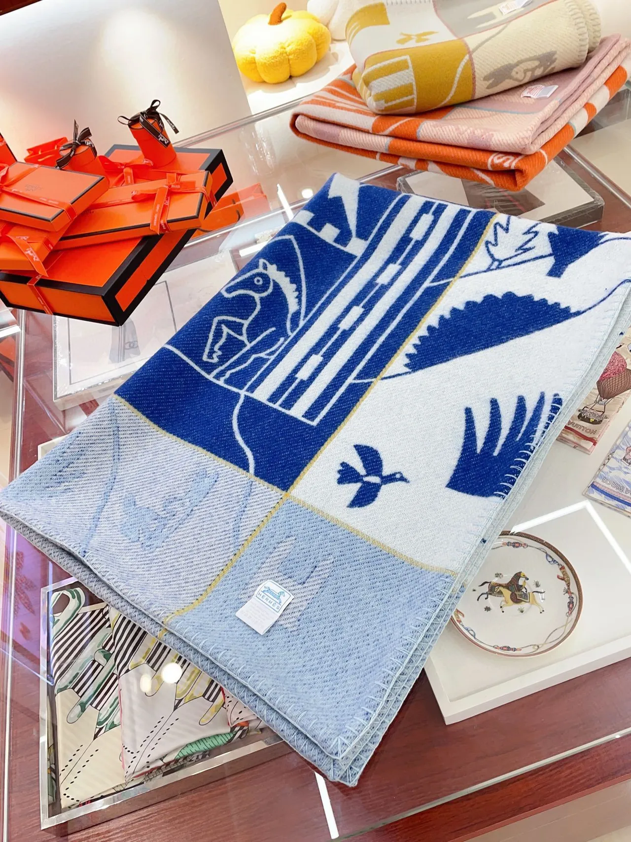 Hermès Chal Patchwork Gráfico Azul Marino y Crema 5
