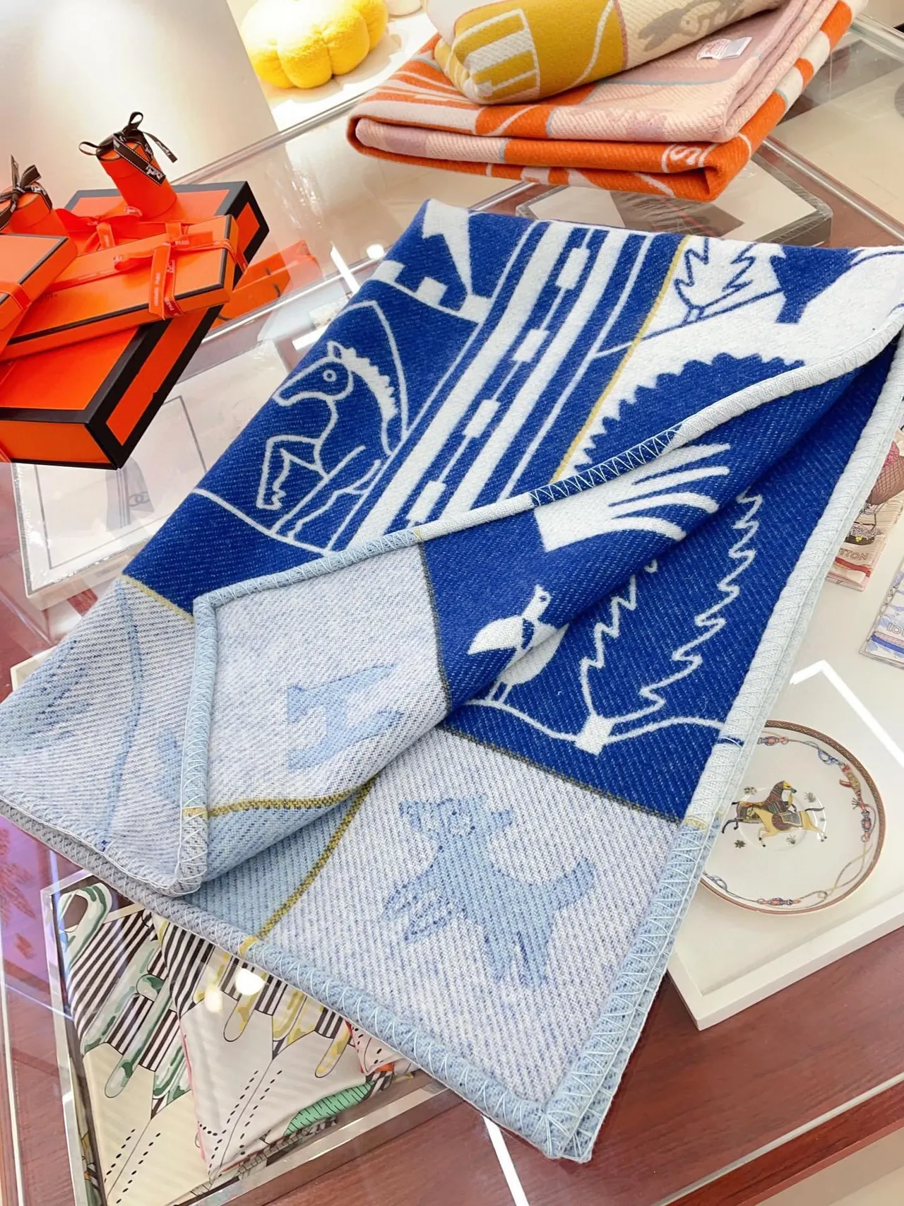 Hermès Chal Patchwork Gráfico Azul Marino y Crema 6