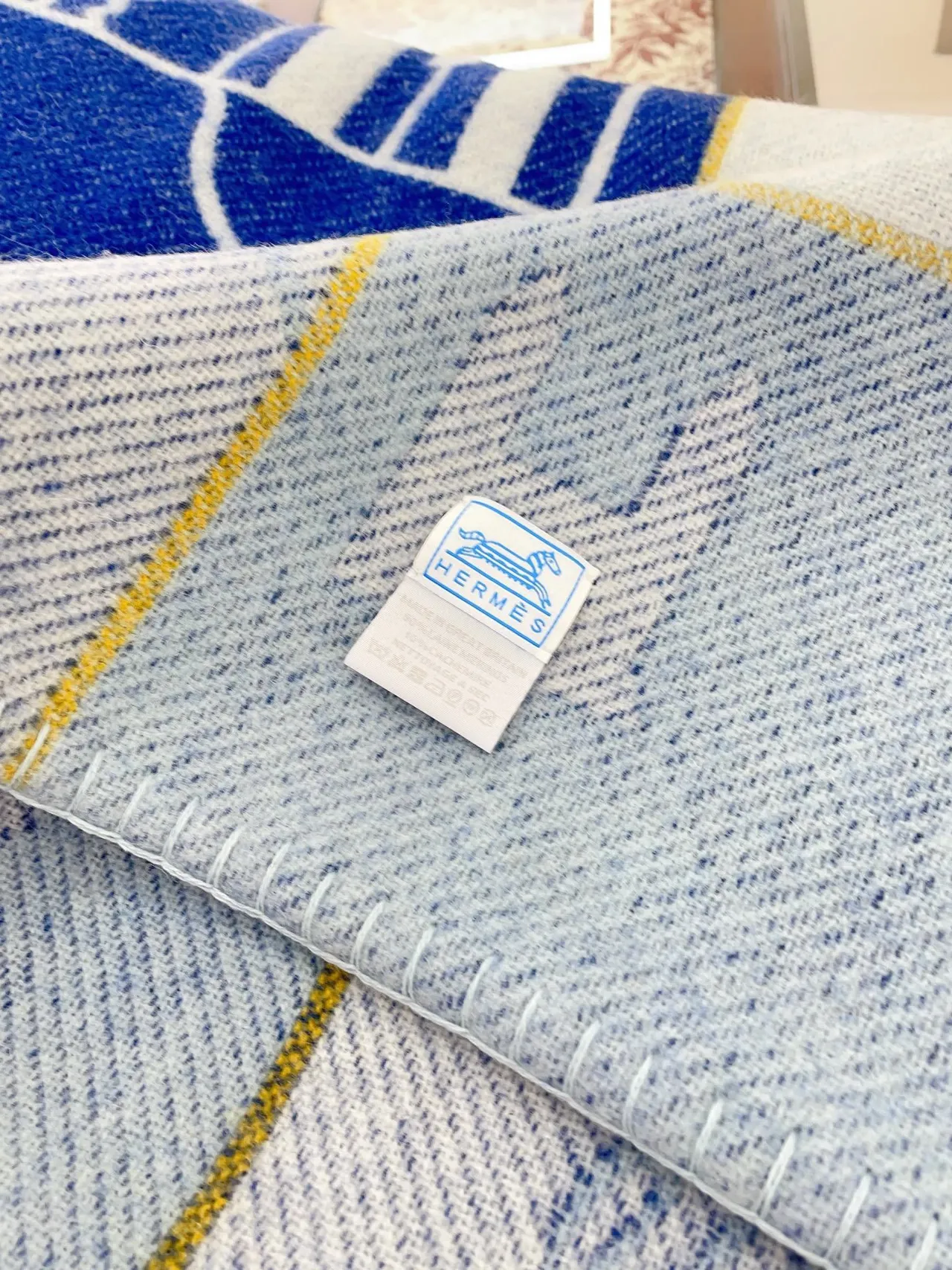 Hermès Chal Patchwork Gráfico Azul Marino y Crema 8