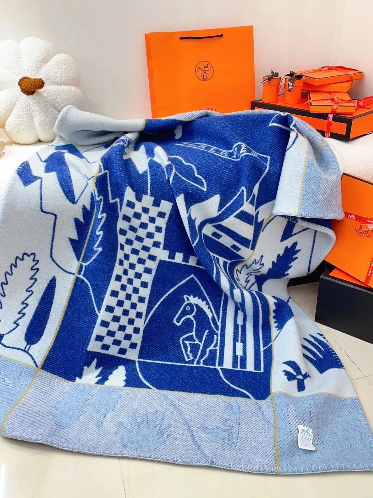 Hermès Chal Patchwork Gráfico Azul Marino y Crema 9