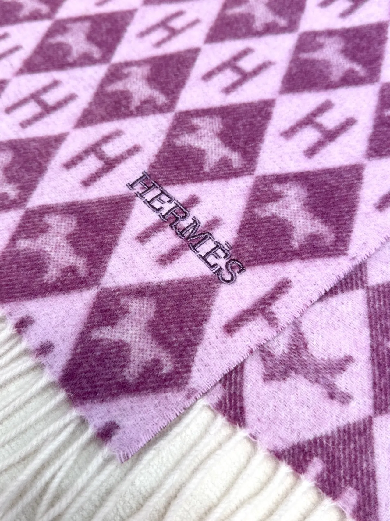 Hermès H Monogram দ্বি-রঙের বেগুনি ক্যাশমিয়ার স্কার্ফ 9