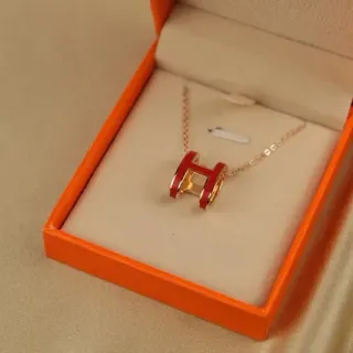 Hermès H Necklace लाल এনামেল সোনালো পেন্ডেন্ট নেকলেস