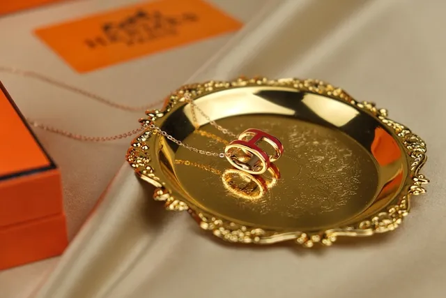 Hermès H Necklace लाल एनामेल सोने के रंग का पेंडेंट नेकलेस 2