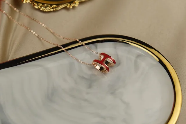 Hermès H Necklace लाल एनामेल सोने के रंग का पेंडेंट नेकलेस 3