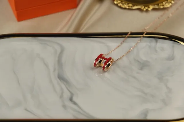 Hermès H Necklace लाल एनामेल सोने के रंग का पेंडेंट नेकलेस 4