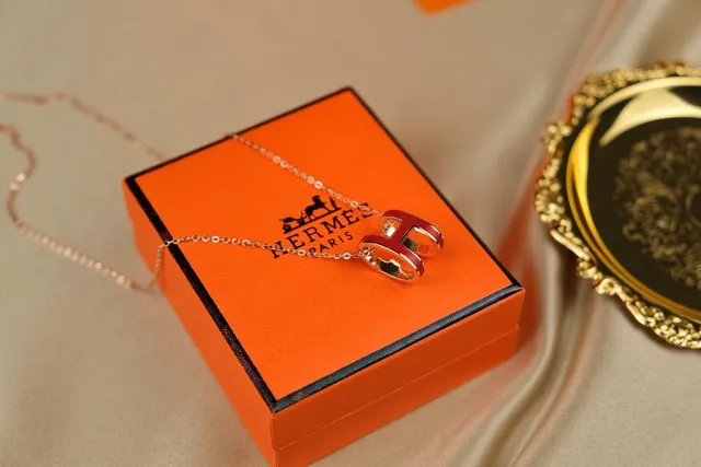Hermès H Necklace लाल एनामेल सोने के रंग का पेंडेंट नेकलेस 5