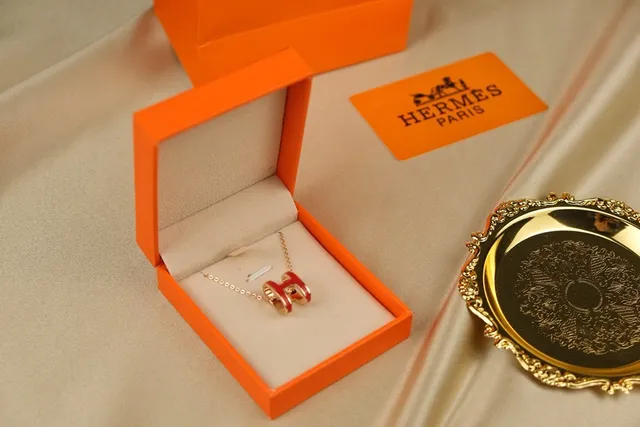 Hermès H Necklace लाल एनामेल सोने के रंग का पेंडेंट नेकलेस 6