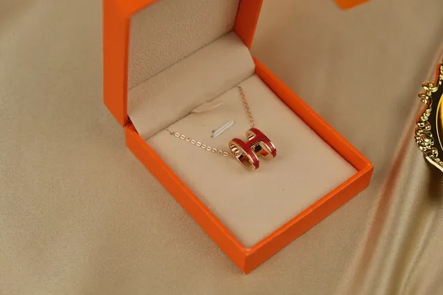 Hermès H Necklace लाल एनामेल सोने के रंग का पेंडेंट नेकलेस 7
