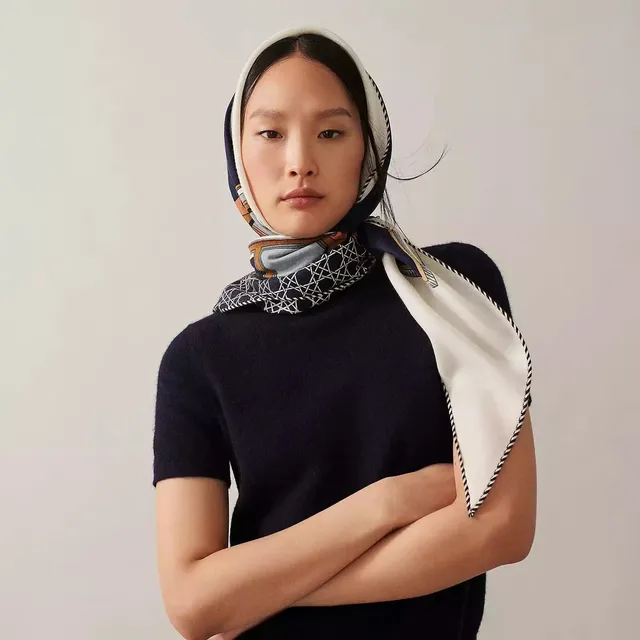 Hermès Lenço de Seda Azul-Marinho e Branco com Design de Crête Emblemática Tecida 3