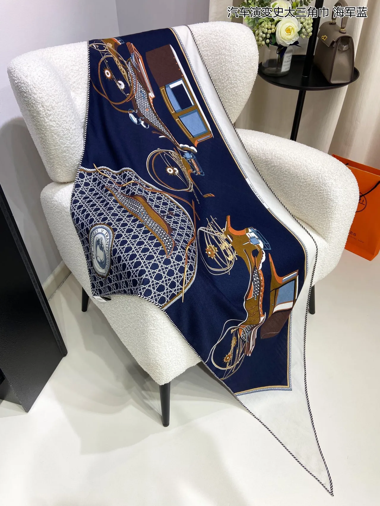 Hermès Lenço de Seda Azul-Marinho e Branco com Design de Crête Emblemática Tecida 4