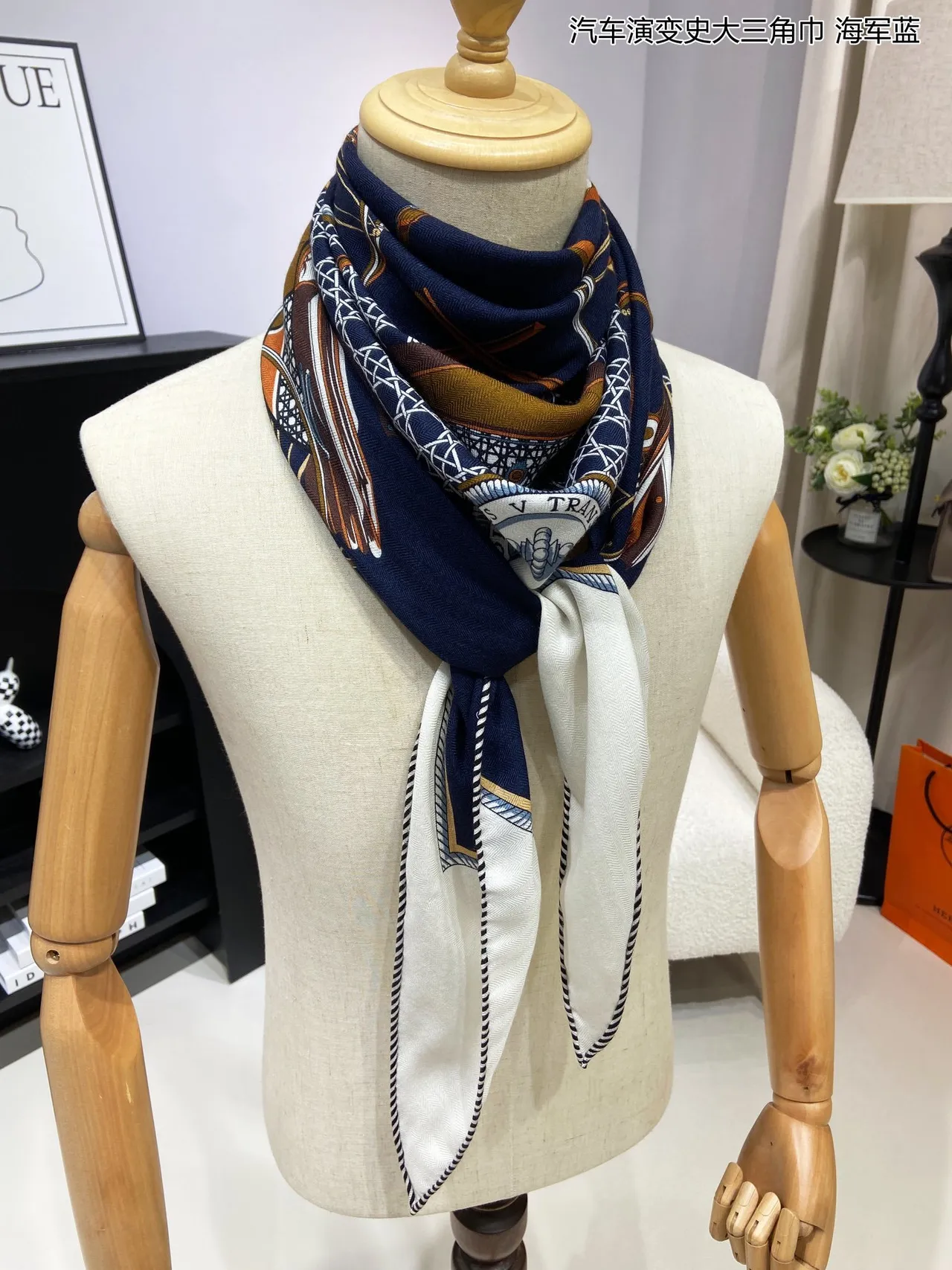 Hermès Lenço de Seda Azul-Marinho e Branco com Design de Crête Emblemática Tecida 5