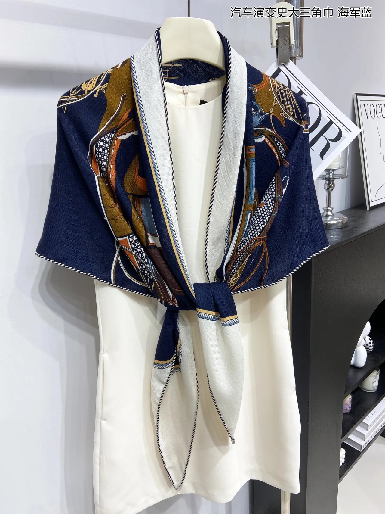 Hermès Lenço de Seda Azul-Marinho e Branco com Design de Crête Emblemática Tecida 9