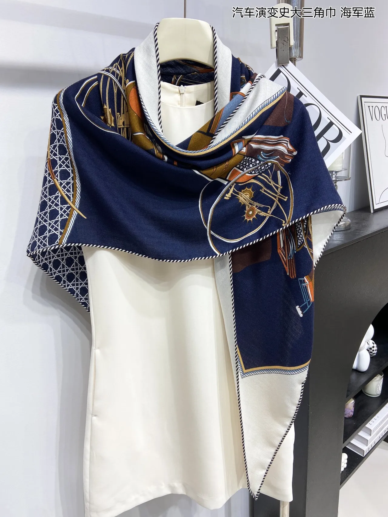 Hermès Lenço de Seda Azul-Marinho e Branco com Design de Crête Emblemática Tecida 6