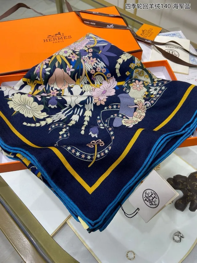 Hermès Bufanda de cachemira con tejido herringbone y borde estampado en color marino amarillo 5