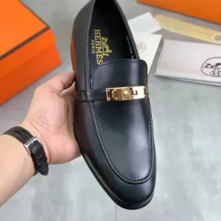 Hermès Oran 黑色皮革金扣乐福鞋