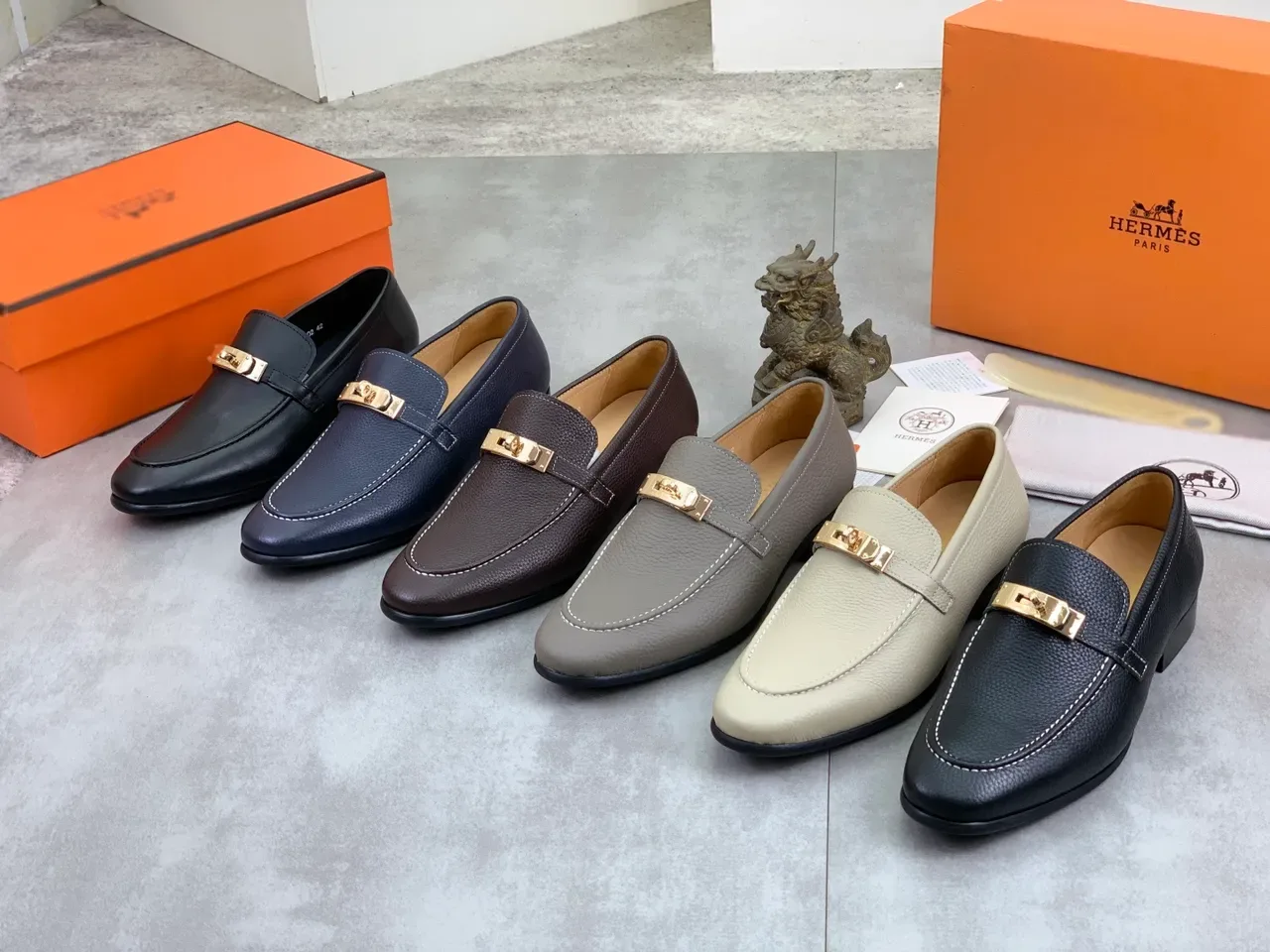 Hermès Oran Mocassins en cuir noir avec boucle dorée 2