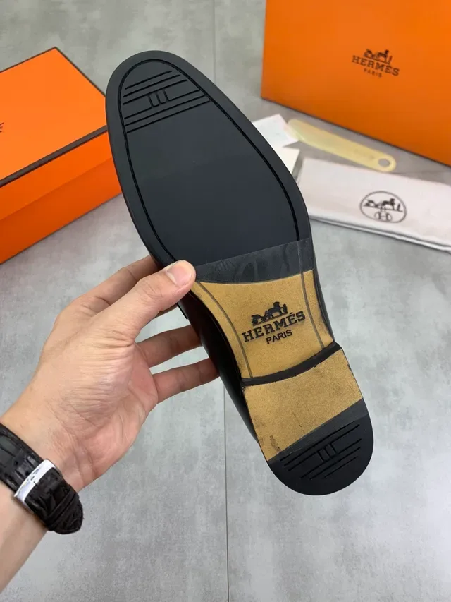 Hermès Oran Mocassins en cuir noir avec boucle dorée 3
